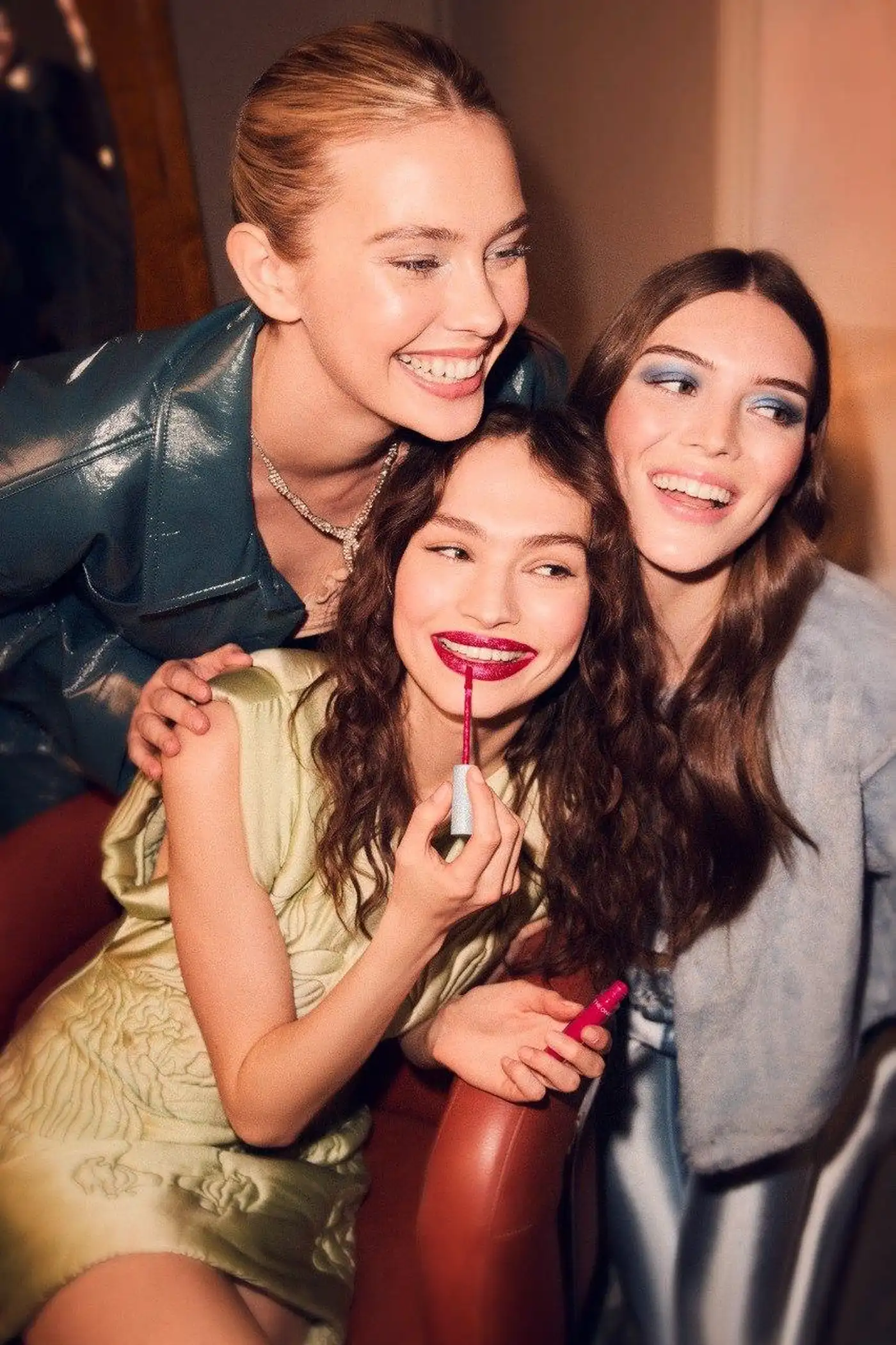 Рідка помада з ефектом сяйва THE ONE Liquid Glitter Lipstick – магія зимових свят у твоєму макіяжі